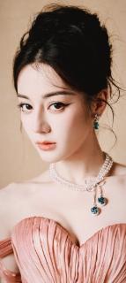 <p>哪个形容她长相的句子不对？ which sentence describing her appearance is not right? </p>