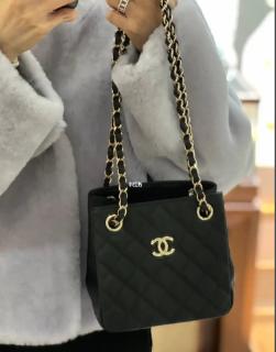 <p>这个菱形图案是哪个奢侈品牌的经典元素？</p>