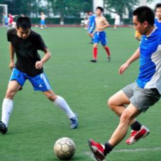 我和朋友（）去踢球。