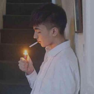 他在（ ）着墙。