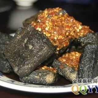 最近他（）上了吃臭豆腐。