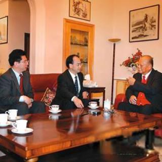 他（）拜访了他80多岁的老教师