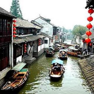这个小（）的风景特别美丽。