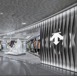 <p>图中外立面及入口，它的灵感源自骑行运动的高速与精准，以流畅线条展现滑雪轨迹，箭头造型引导着视线向店内延伸，穿过冰雪序列，踏入明日世界。</p>