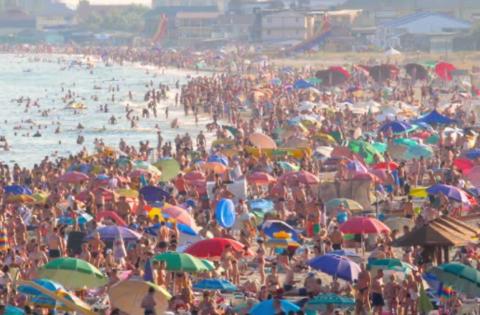 <p>crowded</p>