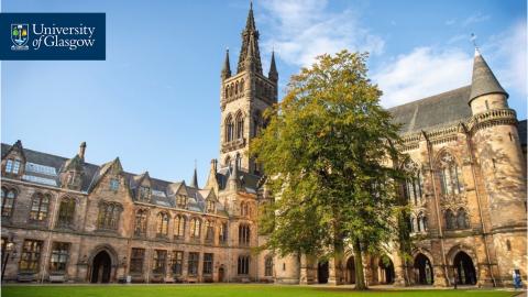 <p>2023 年，格拉斯哥大学的物理与天文学学院在校园内种植了属于一位著名科学家的苹果树的枝条。这颗苹果树在格大校园里生根发芽，茁壮成长！此次种植仪式是为了纪念这位科学家曾到访格拉斯哥大学，并在 90 年前获得了我校的荣誉学位。请问，这位科学家是谁呢？</p>