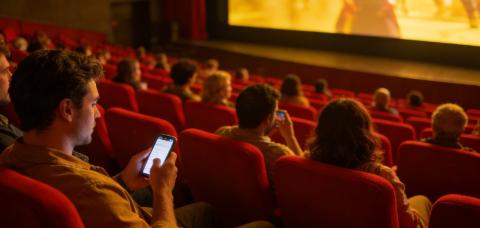 <p>里 坐着 电影院 很多人</p>