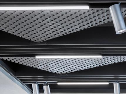 <p>4.0空间中大量运用三角形元素，这是三箭头LOGO的延展。通过形态变化、排列组合与动感设计，展现运动的节奏与力量感。 </p>