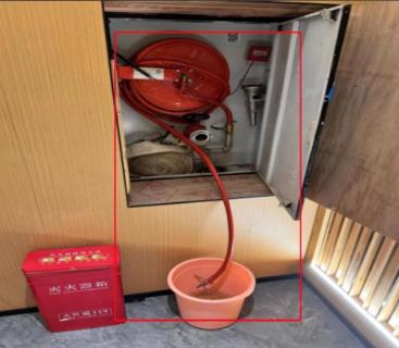<p>图片中的室内消火栓存在什么不合规（）？</p>