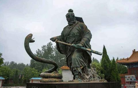 <p>司马迁在《史记》里曾记载&#xff1a;汉高祖刘邦起兵前路上遇白蛇挡路&#xff0c;刘邦醉斩大蛇。夜听老妪一边啼哭一边说&#xff1a;“我儿本白帝之子&#xff0c;化为蛇&#xff0c;被赤帝之子所杀。”刘邦闻言大喜&#xff0c;认为是天降神示&#xff0c;自己是“真命天子”。<strong>请问刘邦斩蛇是司马迁杜撰的吗&#xff1f;</strong></p>