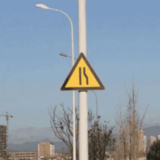 当驾驶员看到以下标志时，需减速慢行，是因为什么？