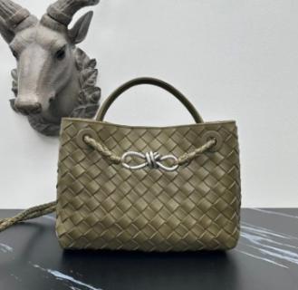 <p>这个特殊的编织纹理是哪个奢侈品牌的标志性设计？</p>