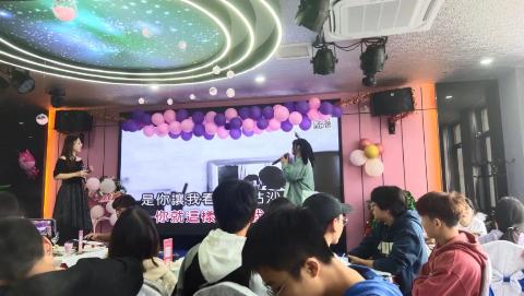 <p>请问王瑶和丁老师唱的什么歌？</p>
