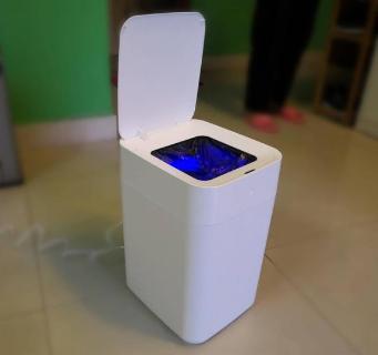 <p>It's a high-tech bin that can automatically sort and compress waste. It's_______.</p>