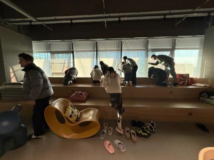 <p>请问拍摄这张图片时，发生了什么事情呢？</p>