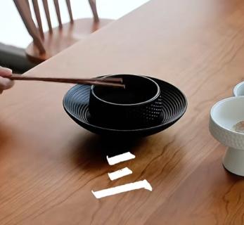 <p>用筷子敲碗</p>
