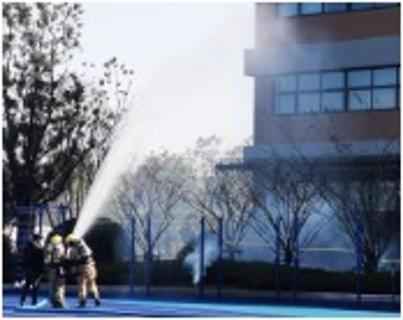 <p>生活中有很多关于运动的场景消防水枪射出的水是（）。</p>