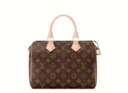 <p>这张图片上的手袋带有老花（Monogram）图案，它是路易威登（LV）的品牌标志性设计。</p>