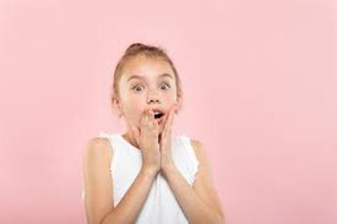 <p>The little girl is (   )</p>