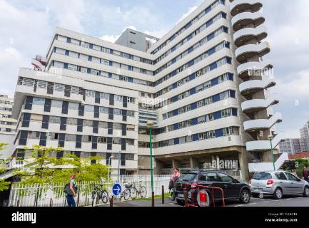 <p>Un hôpital est ouvert uniquement le matin</p>