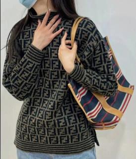 <p>这张图片上的服装带有双F标志，它是芬迪（Fendi）的品牌标志性设计。</p>