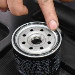 <span><b>&nbsp;</b><b>图中的操作，正确的操作需要用什么？</b></span>