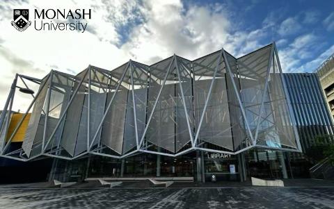 <p>蒙纳士大学克莱顿校区里的一棵苹果树，是直接从艾萨克·牛顿爵士那棵著名的“万有引力苹果树”上砍下的树枝长成的。</p>