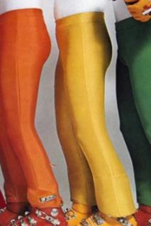 <p>图中DEMO PANTS,示范者滑雪裤&#xff0c;<span data-tex=""> </span>1973年推出&#xff0c;是70年代滑雪裤的代名词。之前雪裤都是塞在雪靴里&#xff0c;而它采用了雪裤遮盖雪靴的设计&#xff0c;能更好的防止冰雪进入靴子&#xff0c;还能拉长腿部线条。保暖灵活时尚&#xff0c;受到专业人士的追捧。</p>