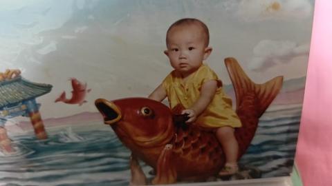 <p>图片中的人是</p>