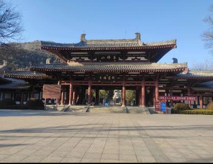 <p>我来晚了，怕找不到朋友，但幸好朋友（  ）在门口等我。</p>