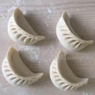 P32，图片为月牙蒸饺，蒸饺皮是哪种水调面团制作？