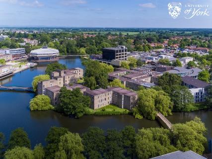 <p>英国约克大学校园里曾有一位风靡全球的“明星原住民”—— Long Boi（长脖子鸭）。请问，它在 2024 年获得了学校师生为它举行的什么特殊纪念仪式？</p>