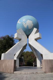 <p>北回归线标志塔是标志地理学上北回归线经过地的建筑物，如下图，该建筑物标志可能位于<span data-tex=""> </span></p>
