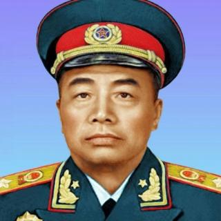 根据描述猜人物：青年时带领农民攻打屯粮的地主；从事谍报工作被抓时不屈服招供；长征中经常步行，把马给其他同志骑；善于总结战术经验，巧妙运用游击战取得胜利。