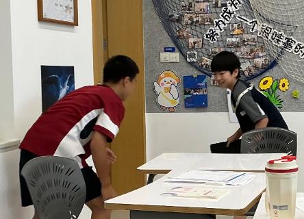 <p>这两个人在干啥</p>