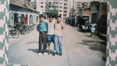 <p>图片中穿短裤的人是</p>