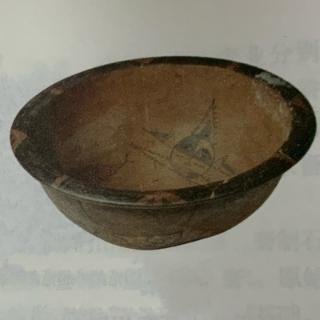 彩陶是一种带有彩色线饰的陶器。它既是实用器m，又有很高的艺术价值。右图所示人面鱼纹彩陶盆是中国原始彩陶工艺的代表作品<span>之一，它出土于</span>