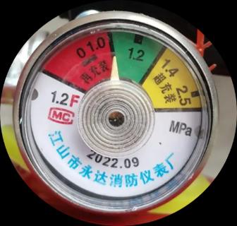 <p>干粉灭火器表头的红色、绿色、黄色分别代表什么意思？</p>