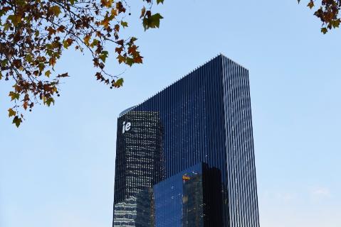 <p>IE大学每年在校生来自于多少个国家和地区？</p>