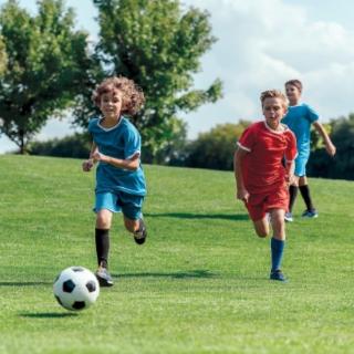 <p>Zēni spēlē ______.</p>