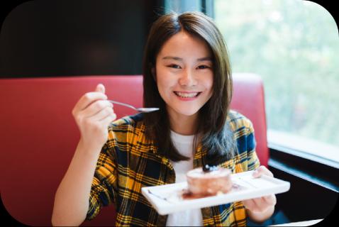 <p>She eats the cake in the restaurant.</p>