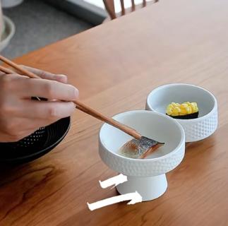 <p>筷子颠倒使用</p>