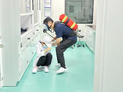 <p>公司微型消防站配备的正压式呼吸器正常压力范围是多少（）？</p>