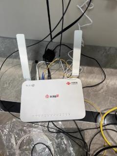 <p>我们家庭网络中的“光猫”，其实质就是一个光调制解调器，只负责光电信号的转换。</p>