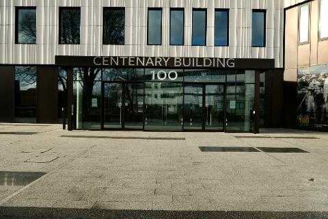 <p>位于南安普顿大学主校区100号教学楼的食堂主营什么风味的餐食？</p>