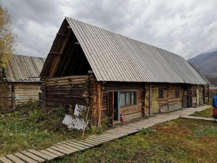 <p>新疆阿尔泰山的喀纳斯是我国冬季多雪地区，当地民居多为“人字形”屋顶窗户较小的木屋，该民居的主要功能是</p>