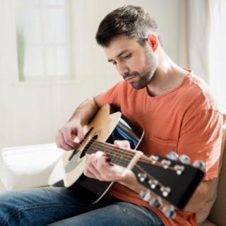 <p>Andris spēlē _____.</p>