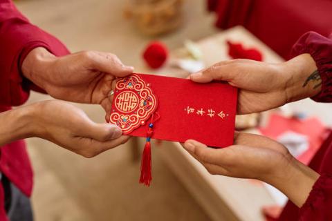 <p>It is _______ to 放钱💰到🧧里for blessing.</p>