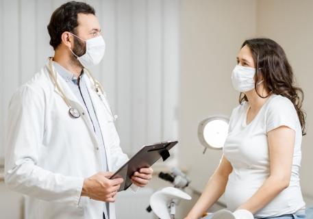 <p>Que doit faire un médecin avant de toucher un patient ?</p>