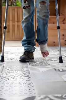<p>He had twisted his ankle and was ( )</p>